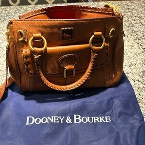 Dooney & Bourke cross body bag floratine leather, great condition. Nice size.
